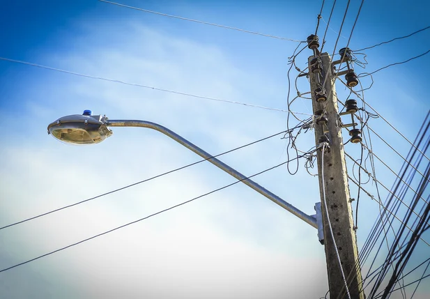 Poste de energia com o fio quebrado