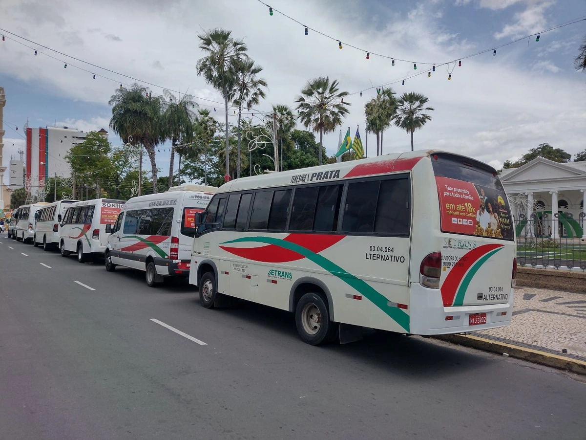 Veículos de transporte alternativo na frente do Palácio de Karnak