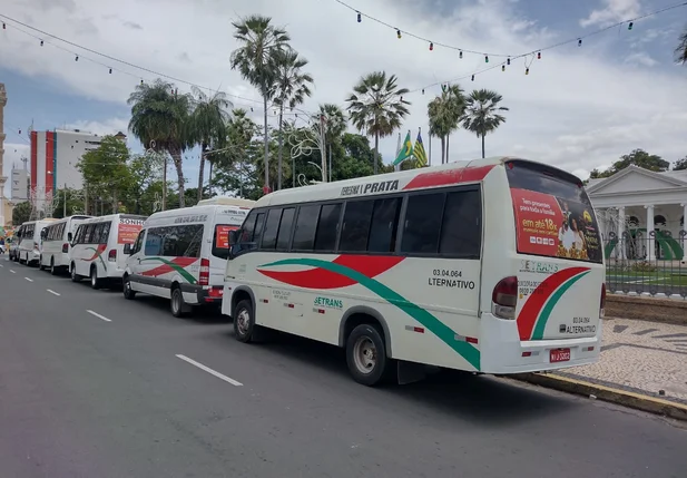 Veículos de transporte alternativo na frente do Palácio de Karnak