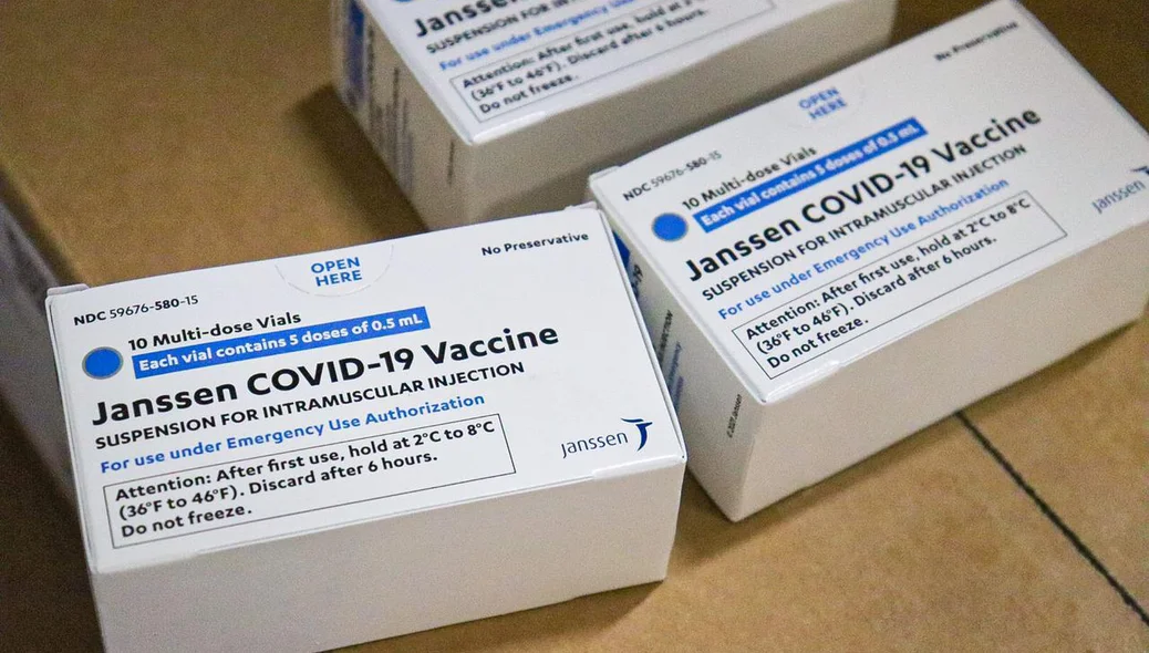 A vacina é fabricada pela empresa Johnson & Johnson