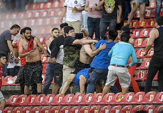 Violência brutal em estádio no Mexico