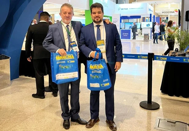 Joãozinho Félix participa da Marcha em Defesa dos Municípios ao lado de Dogim Félix