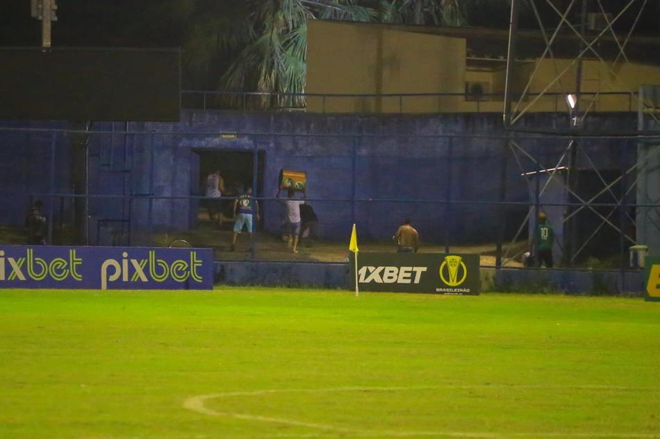 Briga entre torcedores no jogo entre Altos e Paysandu