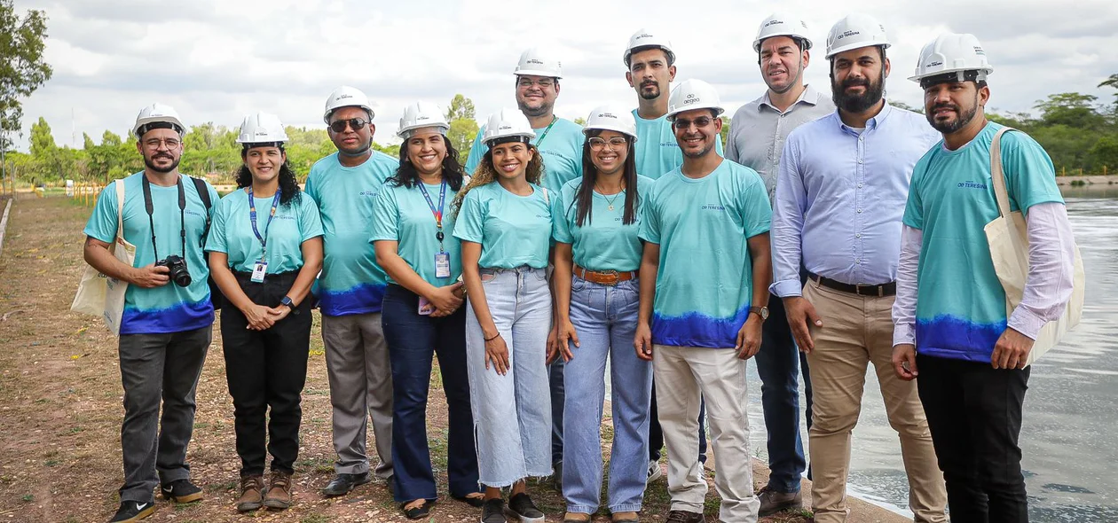 Equipe durante visita a estação de tratamento de esgoto