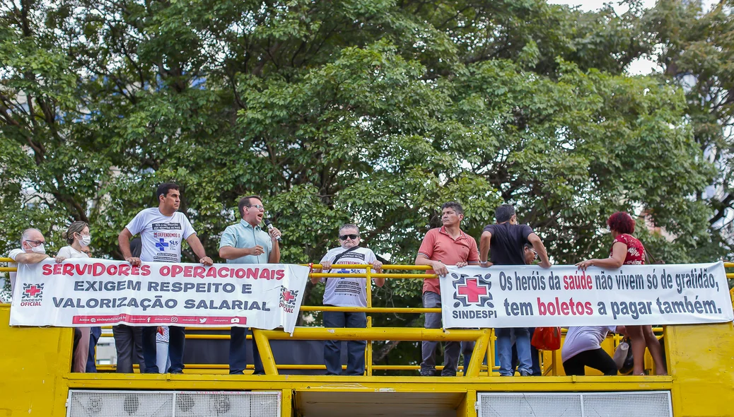 Manifestação de profissionais da Saúde em frente a Hotel Blue Trre