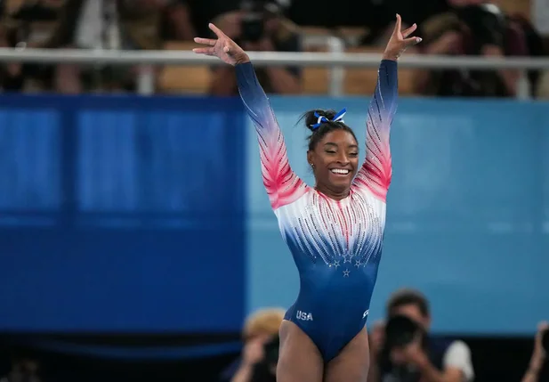 Simone Biles retorna à ginástica após dois anos