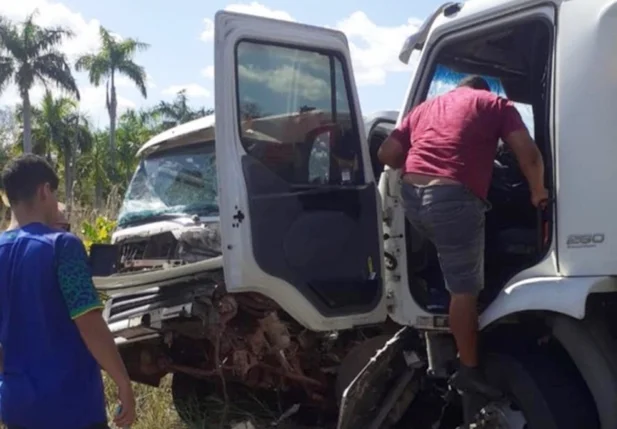 Acidente entre dois caminhões na BR 343 em Campo Maior