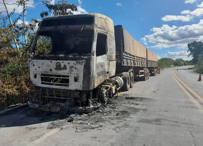 Carreta pegou fogo na manhã desta sexta-feira