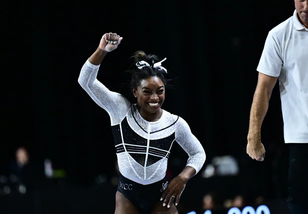 Simone Biles comemora performance