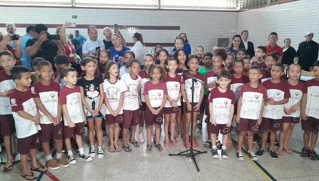 Alunos do projeto fizeram um coral para o ministro aniversariante