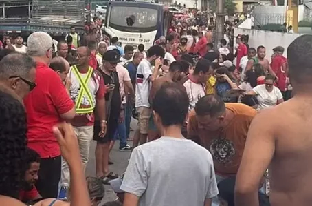 Micro-ônibus desgovernado atropela e mata fiéis durante procissão em PE