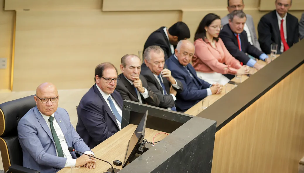 Presidente da Alepi, Franzé Silva, ao lado de autoridades durante solenidade