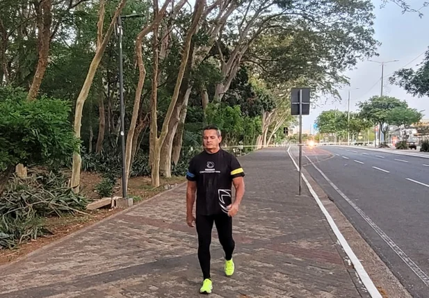 Demóstenes Ribeiro em caminhada