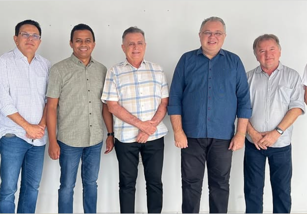 Da esquerda para a direita: Franzé Silva; José Santana; Francisco Costa; Flávio Nogueira; Florentino Neto; Merlong Solano e Wilson Martins