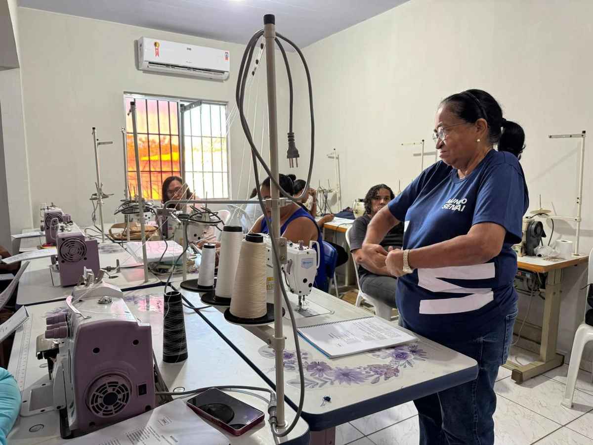 Alunas do curso de tecido