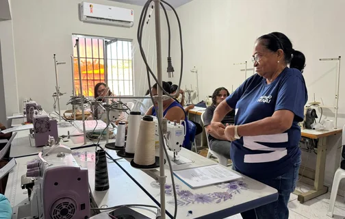 Alunas do curso de tecido
