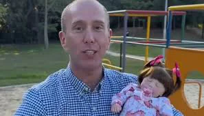 Prefeito Rodrigo Manga com um boneco reborn