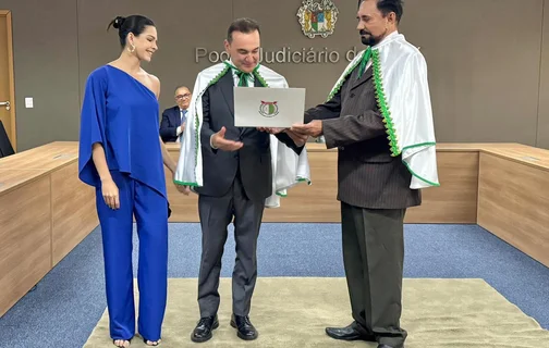 Desembargador Erivan Lopes tomando psose na ALMAPI