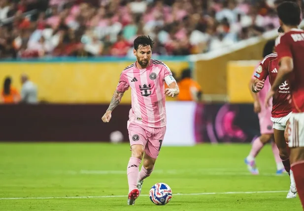 Messi com a posse de bola durante disputa no Mundial de Clubes