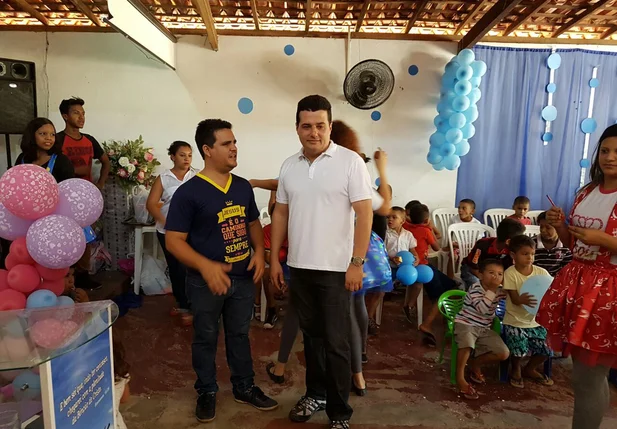 Gustavo Henrique visita eleitores da capital após eleições