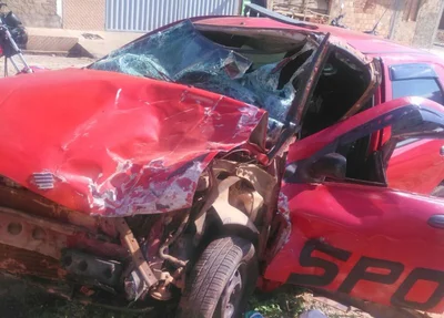 Fiat Palio ficou parcialmente destruido. Foto - Leonardo Vieira..jpeg