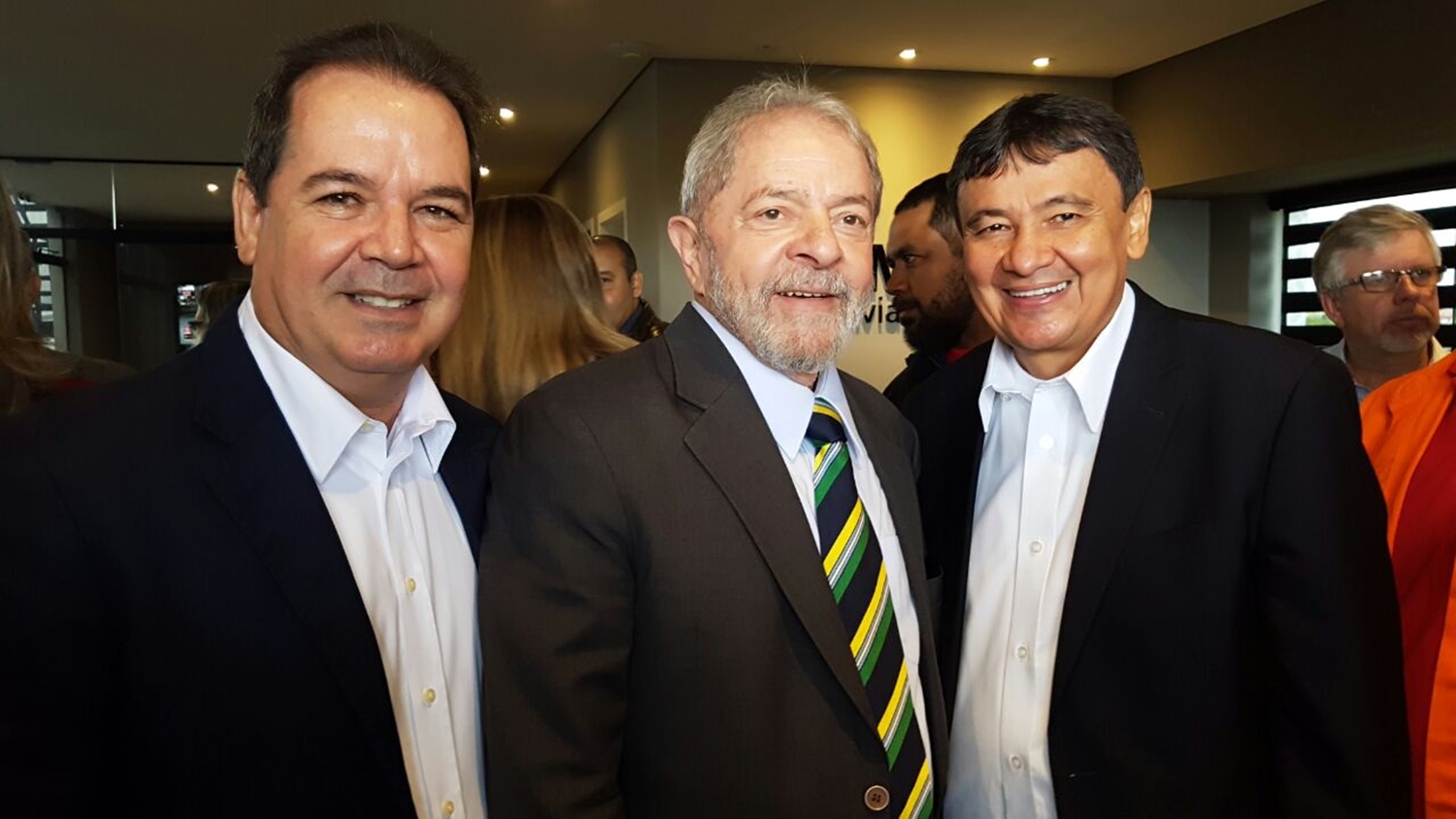 Wellington Dias recepciona Lula durante sua chegada para depor em Curitiba.