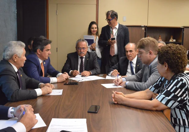 Reunião entre deputados e senadores