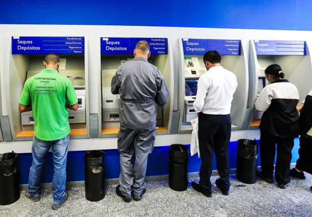 Trabalhadores realizam saque do FGTS nas agências da Caixa Econômica 