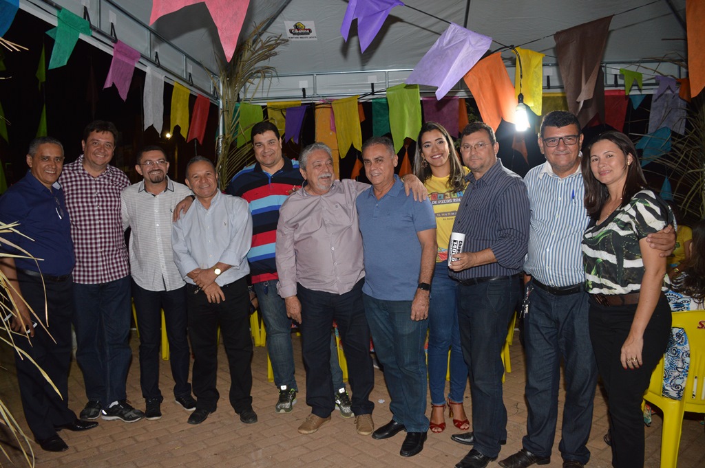 Araujinho e Cláudio Galeno com o Padre Walmir e sua base ontem à noite