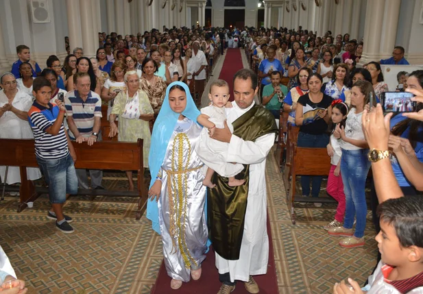 Casal representa Maria e José.