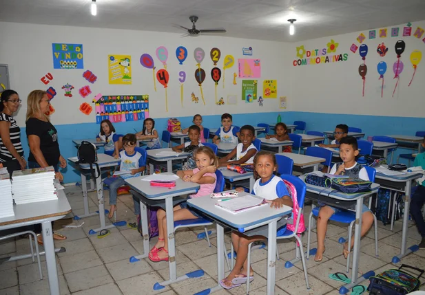 Alunos da Escola Padre Madeira no primeiro dia de aula