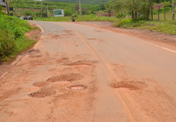 Buracos estão em toda extensão da rodovia