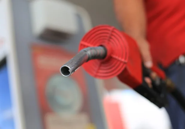 Frentista no posto de gasolina