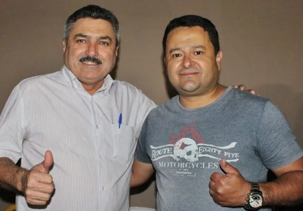 Prefeito Zé Ulisses, à esquerda, recebe adesão de vereador
