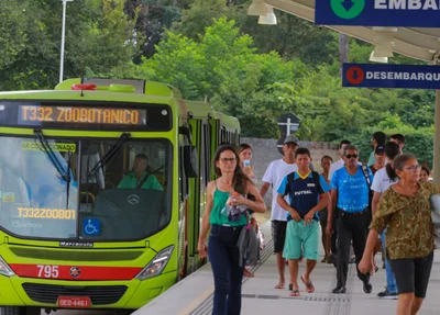 Usuários esperando ônibus 