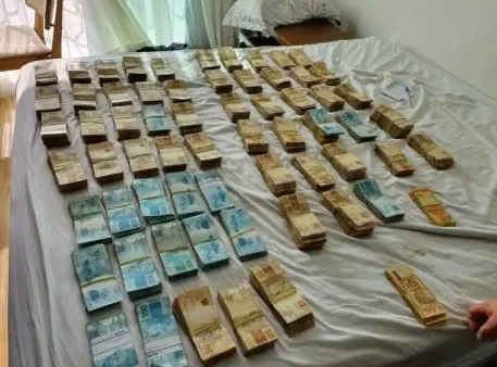 Dinheiro apreendido no apartamento de hacker em Curitiba