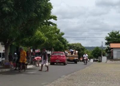 Movimentação ainda é grande de populares e carros