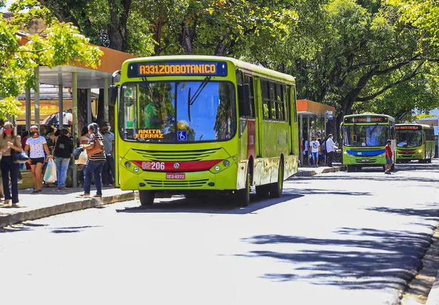 Ônibus na Praça da Bandeira em Teresina