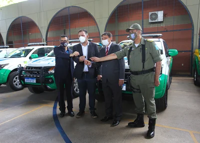 Governador entregando chaves das viaturas
