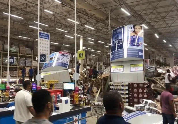 Prateleiras do supermercado Mix Mateus desabam em clientes